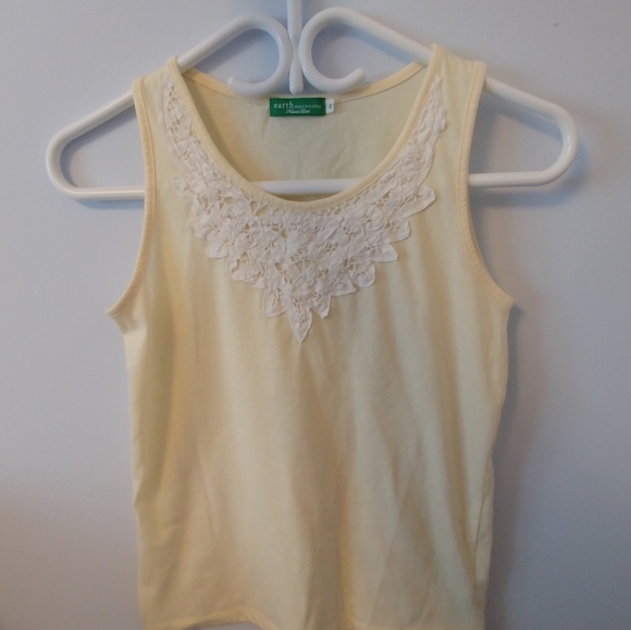 ❣️10/$50❣️: Cute lace front tank top - Picture 1 of 4